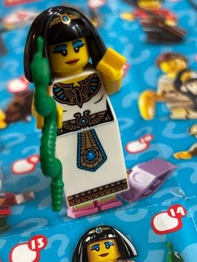 LEGO SERIES 5 "Egyptian Queen" col078 with Stand, Accessories & Pamphlet.
